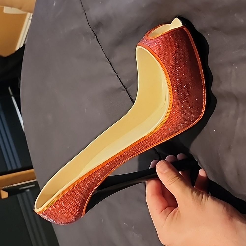 Stilleto wine holder